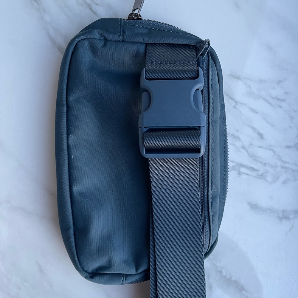 Lululemon Everywhere Belt Bag *CURRENTLY SOLD OUT ONLINE - Picture 3 of 4